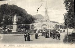 CPA Lourdes la Place de la Basilique 