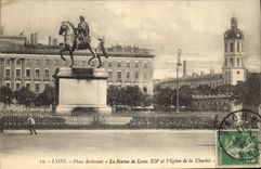 CPA Lyon Place Bellecour La Statue de Louis XIV et l'Eglise de la Charite 