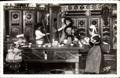 CPA Autour des lits clos Bretons Une Belle Famille 