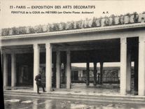 CPA Paris Exposition des Arts Decoratifs Peristyle de la Cour des Metiers 