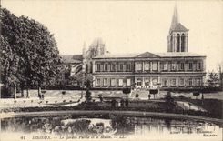 CPA Lisieux Le Jardin Public et le Musee 