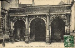 CPA Dijon Hotel de Vogue Portail Renaissance cote cour 