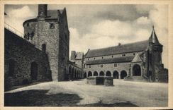 CPA Vitre Ille et Vilaine Le Chateau Cour Interieure 