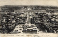 CPA Versailles Vue genrale a vol d'oiseau sur le Chateau le Parc et la Ville 