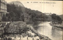 CPA Lourdes Vue vers les Piscines et la Grotte 