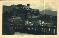 CPA Lourdes Le Chateau Fort et les montagnes 