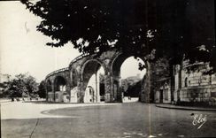 CPA Lourdes Perspective sur l'Esplanade et le Chateau Fort 