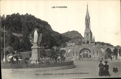 CPA Lourdes La Vierge couronnee et la Basilique 