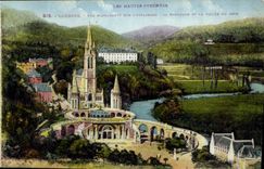 CPA Lourdes Vue Plongeante sur l'Esplanade La Basilique et la Vallee du Gave 