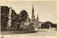 CPA Lourdes La Vierge Couronnee L'Esplanade et la Basilique 