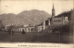 CPA Lourdes Vue generale de la Basilique et le Pic de Jer 