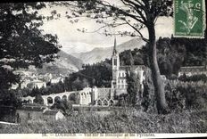 CPA Lourdes Vue sur la Basilique et les Pyrenees 