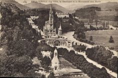 CPA Lourdes La Ville la Basilique et le Monument aux Morts 