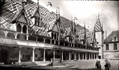 CPA Beaune Cote d'Or L'Hotel Dieu fonde en 1442 La cour d'honneur 