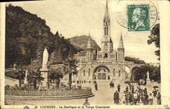 CPA Lourdes La Basilique et la Vierge Couronnee 