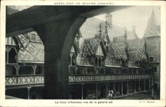 CPA Hotel Dieu de Beaune Cote d'Or La Cour d'honneur vue de la galerie est 