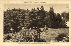 CPA Abbaye de Citeaux Cote d'Or Le Calvaire et Statue de St Bernard 