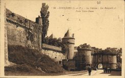 CPA Fougeres Le Chateau Les Remparte et Porte Notre Dame 