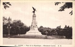 CPA Dijon Place de la Republique Monument Carnot 