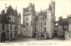 CPA Pierrefonds Le Chateau l'Esclaier d'Honneur le Donjon et la Chapelle 