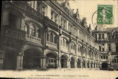 CPA Chateau de Pierrefonds Cour d'honneur Une Galerie 