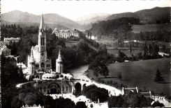 CPA Lourdes HP La Basilique et le Gave de Pau 