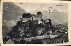 CPA Lourdes Le Chateau Fort et les Montagnes 