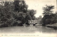 CPA Lyon Le Parc de la Tete d'Or Le Pont de Pierre sur le Lac 