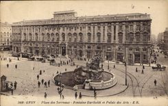 CPA Lyon Place des Terreaux Fontaine Bartholdi et Palais des Arts 