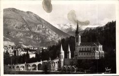 CPA Lourdes La Basilique et les Montagnes 