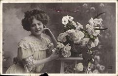 CPA Femme Fleurs