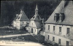 CPA Dauphine Grande Chartreuse L'Entree et la Cour d'Honneur 