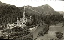 CPA Lourdes La Basilique et le Gave 
