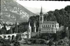 CPA Lourdes La Basilique et les Montagnes 