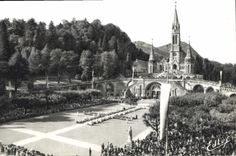 CPA Lourdes Les malades assistant au Chemin de Croix pendant le pelerinage du Rosaire 