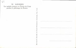 CPA Lourdes Les malades assistant au Chemin de Croix pendant le pelerinage du Rosaire 