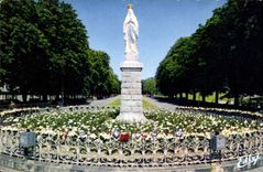 CPA Lourdes La Vierge Couronnee 