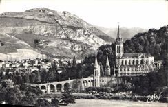 CPA Lourdes La Basilique et le Pic du jet 
