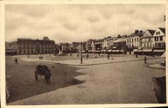 CPA Beauvais vue d'ensemble de la Place Jeanne Hachette Avec l'Hotel de ville 