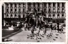 CPA Lyon La Fontaine Bartholdi et les Pigeons de la Place des Terreaux 