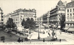 CPA Place de la Republique et rue President Carnot 