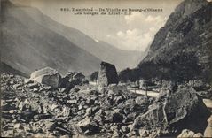 CPA Dauphine De Vizille en Bourg d'Oisans Les Gorges de Livet 