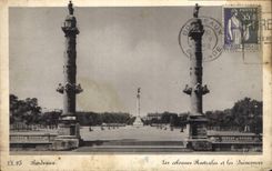 CPA Bordeaux Les colonnes Rostrales et les Quinconces 