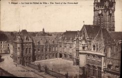 CPA Douai La Cour de l'Hotel de Ville 