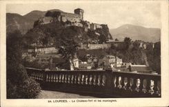CPA Lourdes Le Chateau fort et les montagnes 