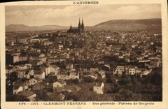 CPA L'Auvergne Clermont Ferrand vue generale plateau de Gergovie 