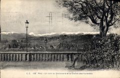 CPA Pau un Coin du Boulevard et la Chaine des Pyrenees 