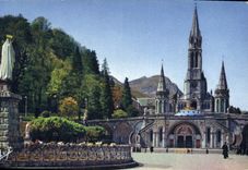 CPA Lourdes la Basilique et la Vierge Couronnee 