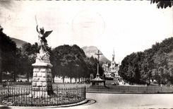 CPA Lourdes Htes Pyr Allees de la Basilique 