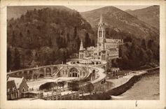 CPA Lourdes vue d'ensemble sur la Basilique 
